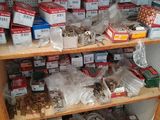 une étagère remplie d'articles variés exposés dans un magasin