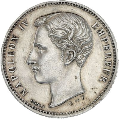 Gros plan sur une pièce de monnaie en argent portant un visage de femme