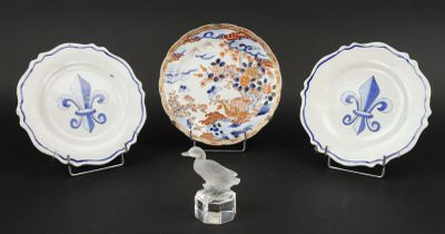 trois assiettes ornées de motifs bleus et blancs sur un fond noir
