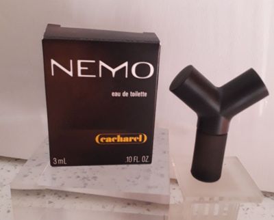 une bouteille de Nemo à côté d'un coffret de parfum