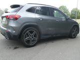 l'arrière d'un SUV Mercedes gris garé sur le bord de la route