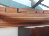 un bateau en bois posé sur une étagère