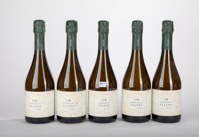 six bouteilles de vin sont alignées sur une table