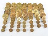 quelques pièces d'or sont éparpillées les unes à côté des autres sur une surface blanche