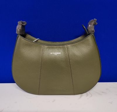 un sac à main en cuir vert orné de deux oiseaux sur la poignée
