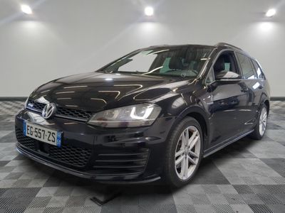 la volkswagen golf noire est garée sur un carrelage à carreaux