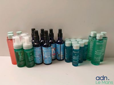 de nombreux flacons de différents types de soins pour la peau posés sur la table