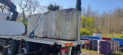 Cuve pour huiles, en métal, estampillée UNIL-OPAL.