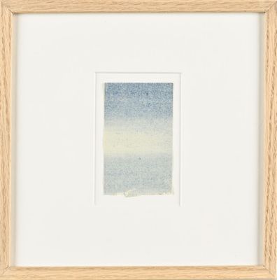 une photo représentant un tableau bleu et blanc dans un cadre en bois