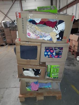 boîtes empilées dans un entrepôt