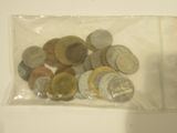 beaucoup de pièces dans un sac sur la table
