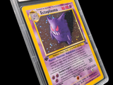 gros plan d'une carte pokemon dans un étui en plastique
