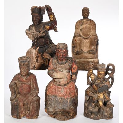 plusieurs figurines sculptées représentant des personnes d'origine asiatique assises sur un banc