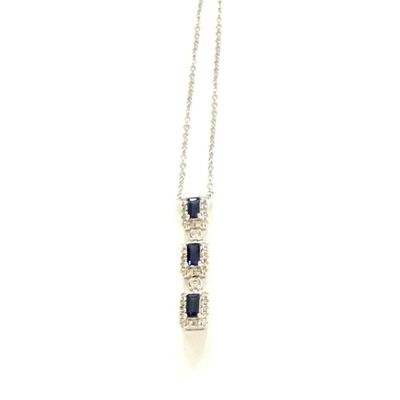 gros plan d'un collier sur fond blanc