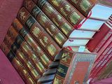 plusieurs livres empilés sur une table