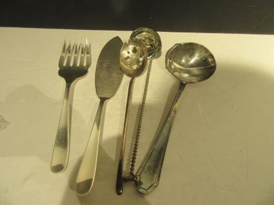 quatre cuillères, une fourchette et une cuillère posées sur une table