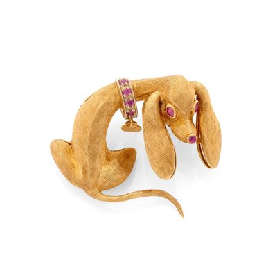 broche en forme de chien en or, ornée de rubis, avec des rubis sur le cou