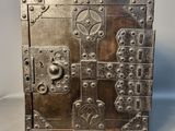 une image représentant une boîte métallique surmontée d'un cadenas