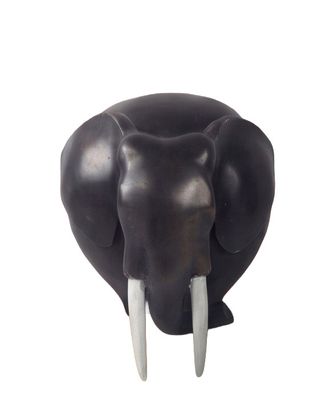 statue d'un éléphant avec ses défenses, sur fond blanc