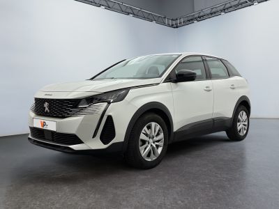 un SUV blanc garé dans un garage au sol noir