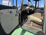 une voiture qui se trouve à l'arrière du camion