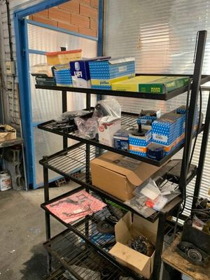 une étagère sur laquelle sont posés de nombreux objets, dans un garage