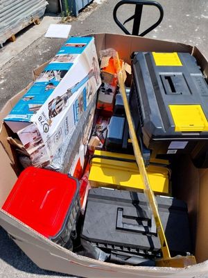une boîte en carton remplie de nombreuses sortes de piles différentes