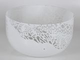 un bol blanc orné d'un motif à l'intérieur