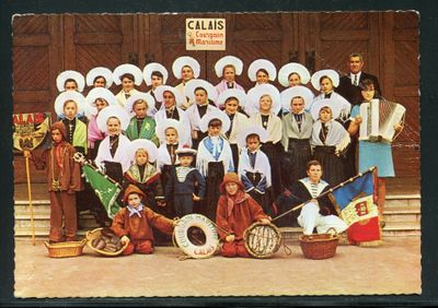une photo d'un groupe de personnes posant pour une photo