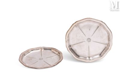 une image représentant une assiette en argent et un plateau en argent sur fond blanc