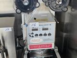 une machine posée sur une table dans une cuisine