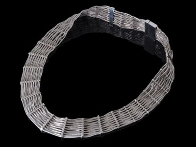 une photo d'un bracelet en fil d'argent
