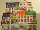 une photo d'une table sur laquelle sont posés tout un tas de timbres