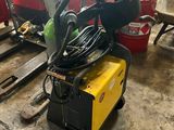 Ce garage abrite de nombreux types d'équipements de soudage