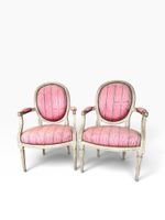 Paire de fauteuils en cabriolet à dossier médaillon, en hêtr…