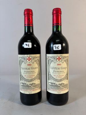 deux bouteilles de vin rouge posées l'une à côté de l'autre sur une table