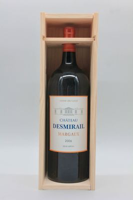 une bouteille de vin rouge dans un coffret en bois sur fond blanc