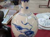 un grand vase orné d'un motif bleu et blanc