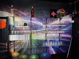 de nombreuses bouteilles d'eau sur les rayons du magasin