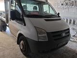 une camionnette blanche garée dans un garage