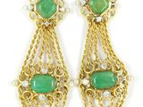 une photo d'une paire de boucles d'oreilles ornées de pierres vertes et de perles