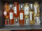 de nombreuses bouteilles de vin rangées dans une caisse métallique