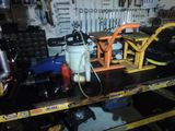 une photo d'un établi dans un garage avec des outils dessus