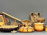 un grand nombre d'objets posés sur une table