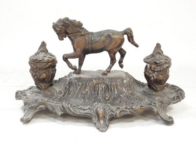 une statue représentant un cheval perché sur une tortue