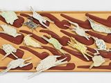 un plateau sur lequel sont disposés de nombreux oiseaux en papier de toutes sortes