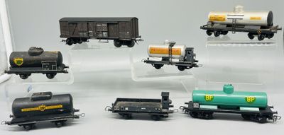 de nombreux modèles réduits de trains exposés sur une table