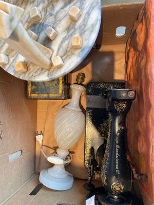 CARTON d'objets divers dont une machine à coudre SINGER « Lot vendu so - Photo 1