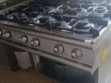 une cuisine équipée d'une cuisinière, d'un four et d'un évier