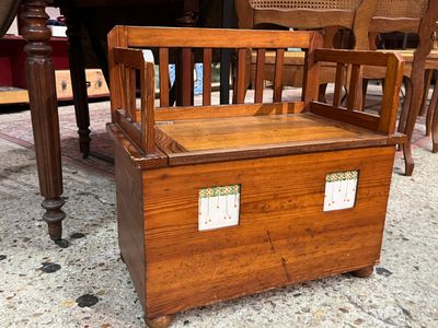 un banc en bois avec une assise en bois posé à même le sol